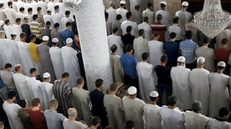 صلاة الجمعة فرض لا تسقطه سنة صلاة العيد