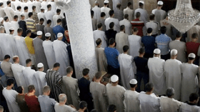 صلاة عيد الفطر لهذا العام تؤدى في المنازل