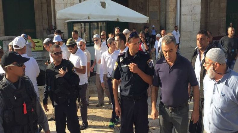 نائب عربي في الكنيست يحاول إخراج المستوطنين من الأقصى