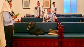 شاهد.. مساعد ترامب يؤدي طقوساً في كنيس بالمنامة