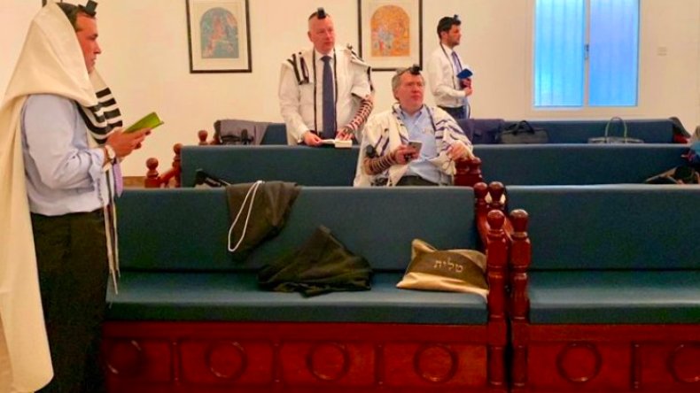 شاهد.. مساعد ترامب يؤدي طقوساً في كنيس بالمنامة