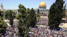 اشتباكات بين المصلين وقوات الاحتلال في ساحات الأقصى