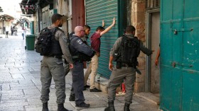 ثلاثة شهداء في الأقصى والاحتلال يغلقه ويمنع صلاة الجمعة