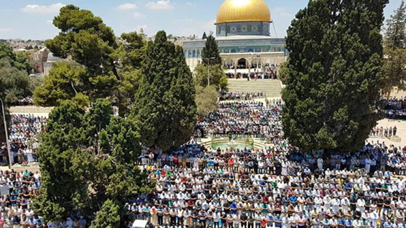 150 ألفاً أدوا صلاة الجمعة الأخيرة من رمضان في الأقصى