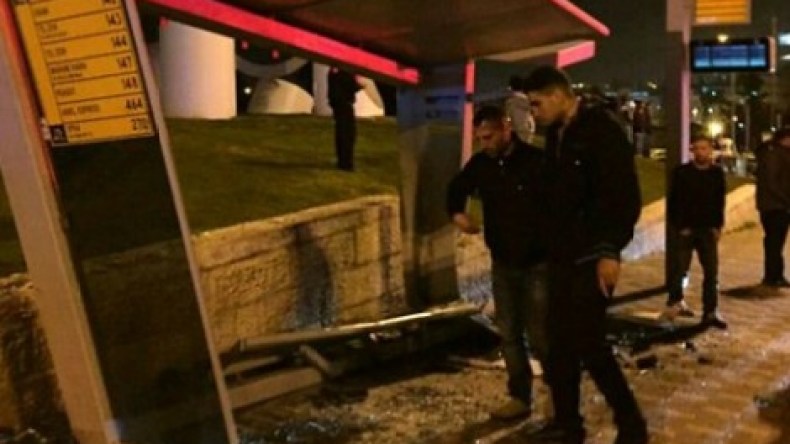 فلسطيني يصدم بسيارته الواقفين في محطة للحافلات ويقتل مستوطناً