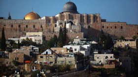 مستوطنون يخطون شعارات عنصرية معادية للعرب في القدس المحتلة