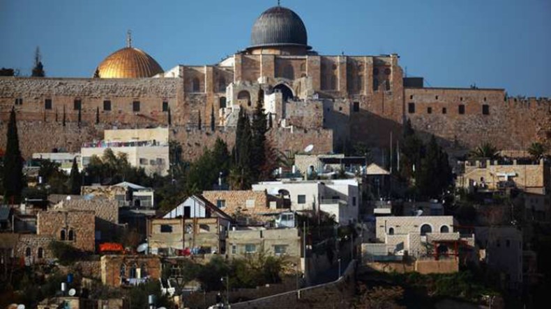 مستوطنون يخطون شعارات عنصرية معادية للعرب في القدس المحتلة