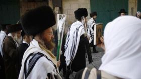 عشرات المستوطنين اليهود يقتحمون الأقصى