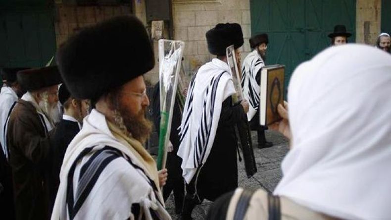 عشرات المستوطنين اليهود يقتحمون الأقصى