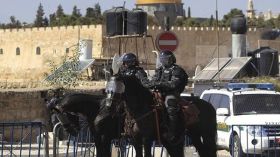 مستوطنون يعتدون على حراس الأقصى ويتوعدونهم بـ”الذبح”