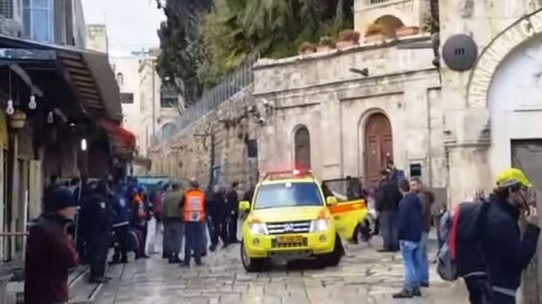 إصابة فلسطيني بجراح خطيرة بعد أن طعن شرطياً إسرائيلياً في القدس