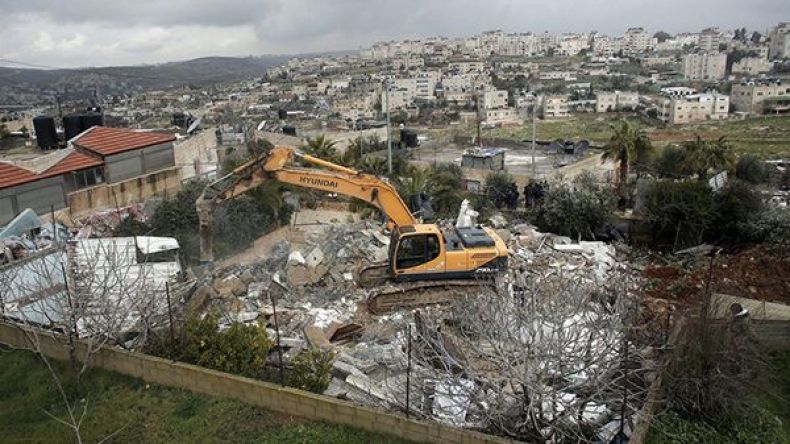 سلطات الاحتلال تهدم أربعة شقق سكنية في القدس