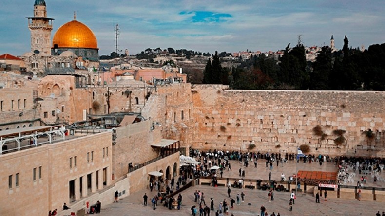 مصر والسعودية تضغطان على عباس للقبول بـ”صفقة القرن”