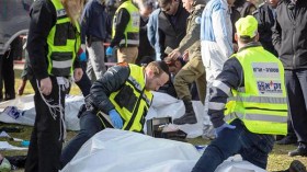 الاحتلال يطرد 13 من أقارب منفذ “عملية الدهس” من القدس