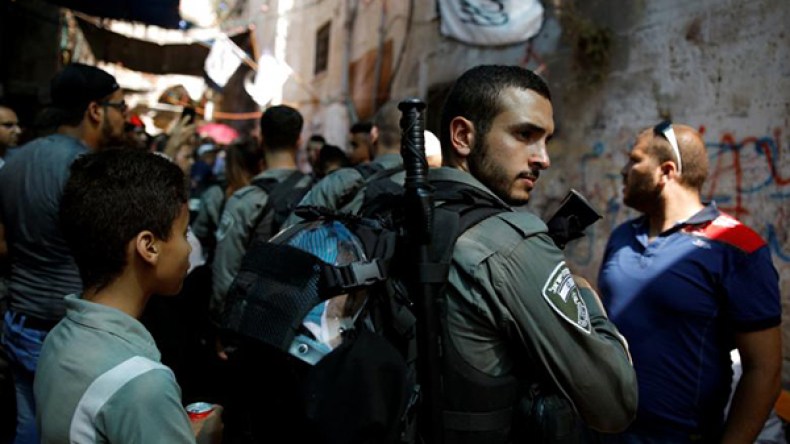 الاحتلال يعتقل عشرات الفلسطينيين قرب القدس