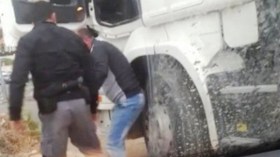 فيديو لشرطي إسرائيلي يضرب سائقاً فلسطينياً يثير الغضب