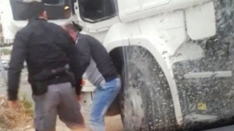 فيديو لشرطي إسرائيلي يضرب سائقاً فلسطينياً يثير الغضب