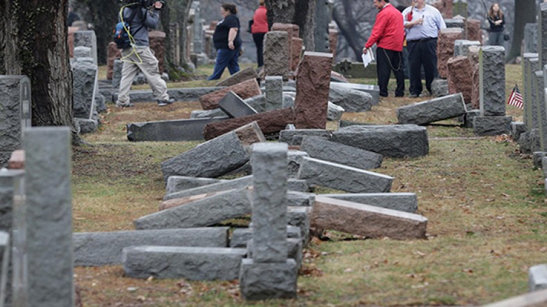 مسلمون يجمعون تبرعات لترميم مقابر يهودية في أمريكا