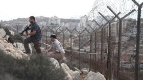 إصابة فلسطيني بجراح خطرة برصاص مستوطن قرب الخليل