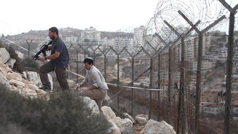 إصابة فلسطيني بجراح خطرة برصاص مستوطن قرب الخليل