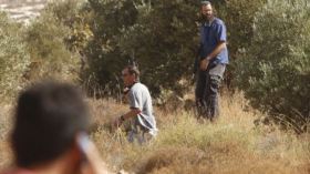 مستوطنون يحتجزون خمسة فلسطينيين في الضفة