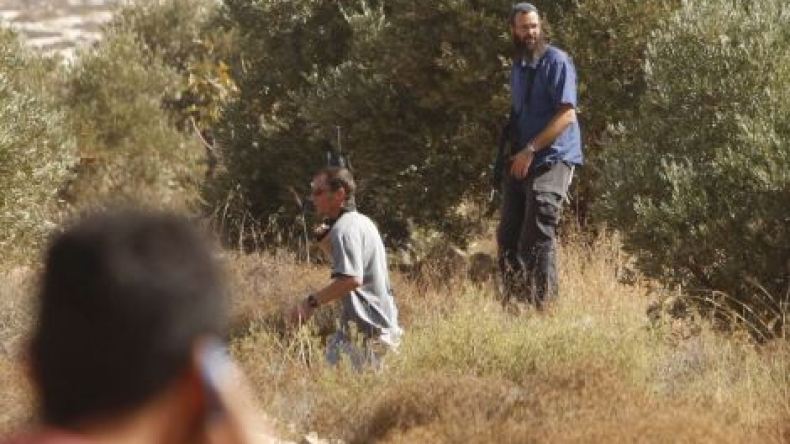 مستوطنون يحتجزون خمسة فلسطينيين في الضفة