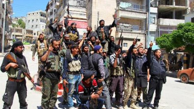 الطيران السوري يشن غارات على جسر الشغور غداة سيطرة المعارضة عليها