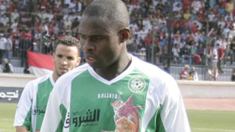 الكامروني جود يتلاسن مع زعيم بسبب تذكرة سفر