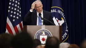 بريطانيا تعتقل صبياً سرب معلومات 30 ألف رجل أمن أمريكي