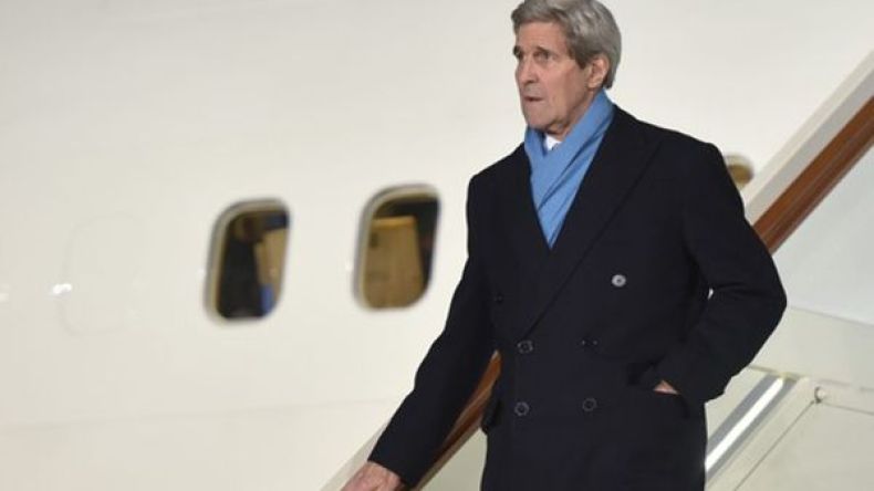 كيري يصل إلى موسكو لبحث ملف سوريا مع لافروف وبوتين