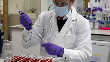 Johnson & Johnson suspend les tests de son vaccin anti-Covid