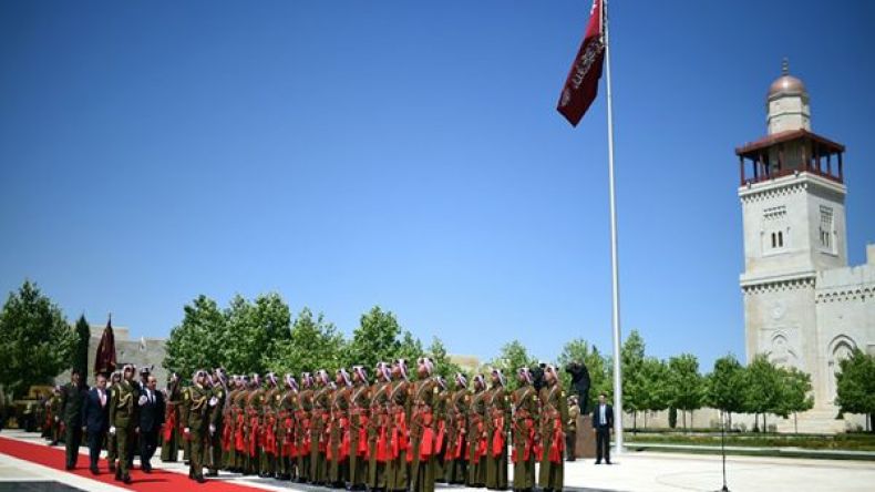 بعد زيارته لبنان ومصر.. الرئيس الفرنسي يصل إلى الأردن