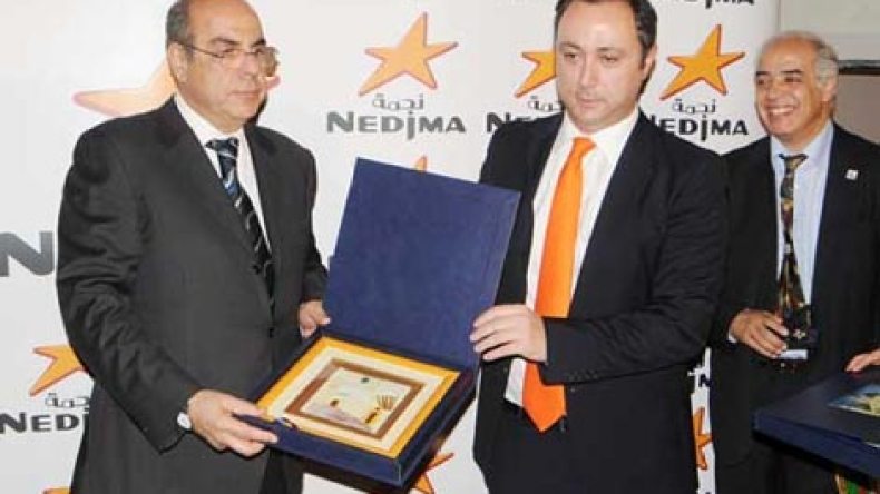 الاتحاد الجزائري لكرة القدم يكرم مدير “نجمة” جوزف جد