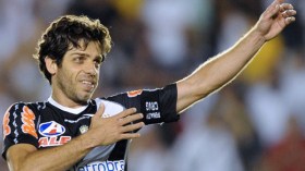 المايسترو البرازيلي جونينهو يعتزل دون ضجيج