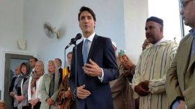 مسلمون يحتفون برئيس وزراء كندا خلال زيارته المسجد الرئيسي في أوتاوا