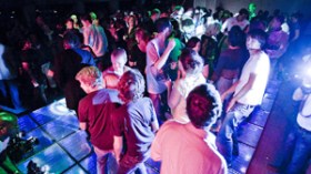 “كباريهات” تنقذ مداخيلها بمطربي الراي وتجارة الجنس في ليالي رمضان بوهران