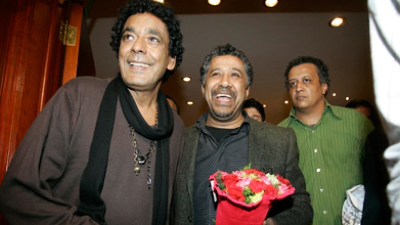 خالد يُحّمل إسرائيل مسؤولية الفتنة ومحمد منير يدعو لحفل آخر بالجزائر