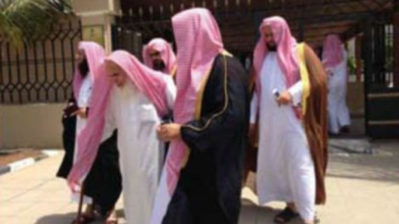 محافظون سعوديون يحتجون على خطوات التغريب الإصلاحية