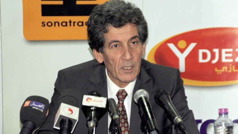 ياشير يحدث فتنة في بيت العميد وكاوة يرمي المنشفة بسببه