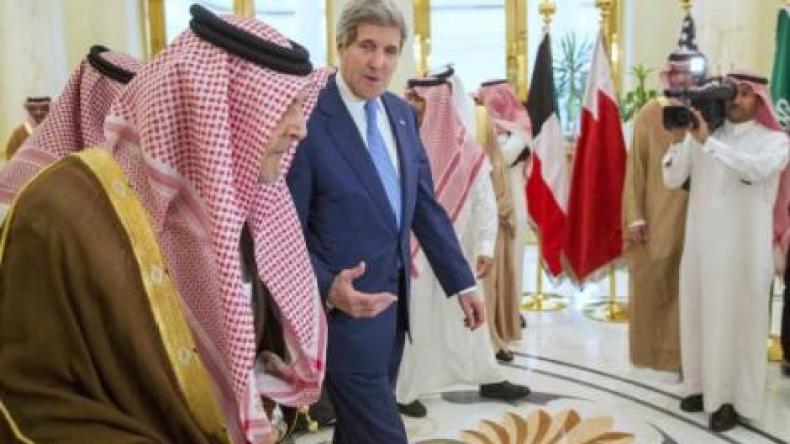 كيري يطلع نظراءه الخليجيين على المفاوضات النووية مع إيران