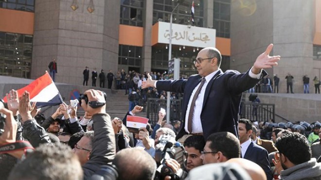احتجاز محام حقوقي مصري بارز