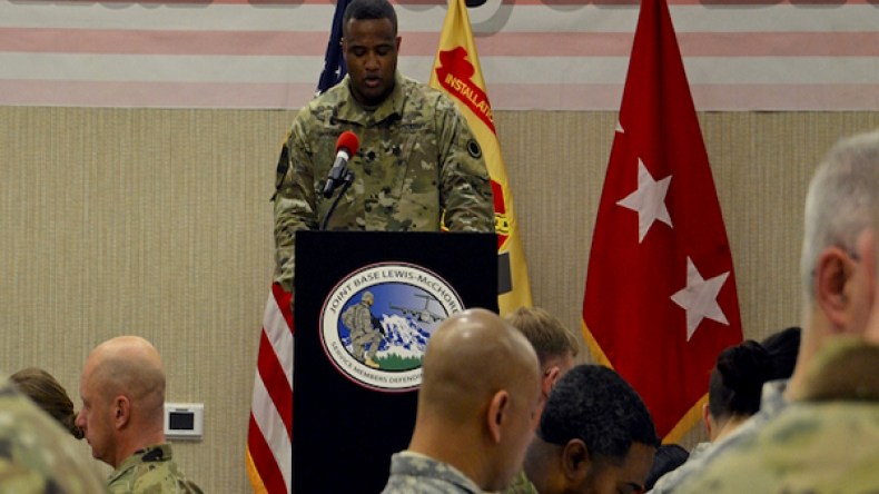 “قسيس الجيش الأمريكي” أصبح مسلماً