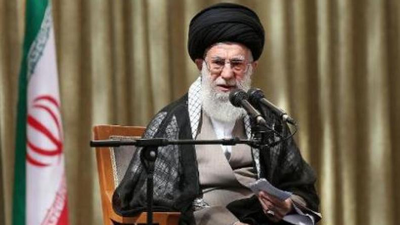 خامنئي: إسرائيل كلب مسعور ويجب تسليح الفلسطينيين