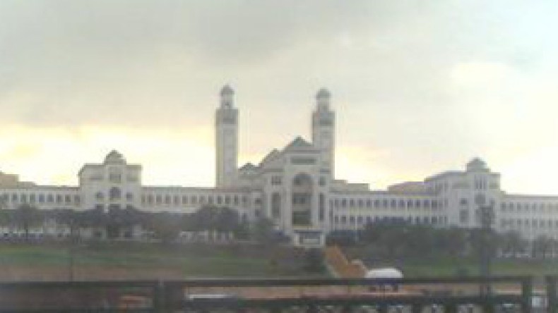 الوقوف للنشيد الوطني ليس حراما و نرفض تعنيف الأئمة