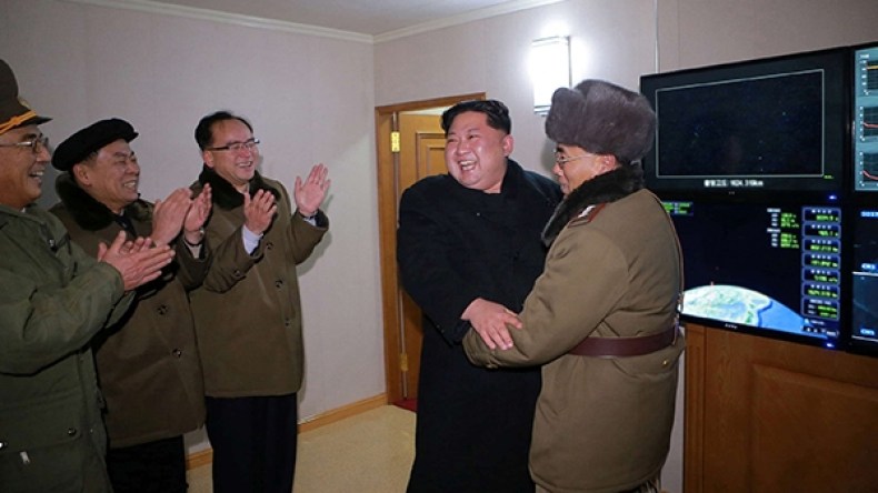زعيم كوريا الشمالية يقلد علماء الصواريخ أوسمة