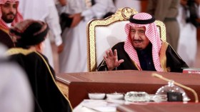 العاهل السعودي يقيل رئيس المراسم الملكية