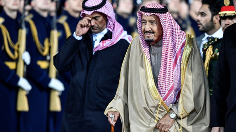 الملك سلمان يبدأ زيارة تاريخية لروسيا