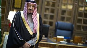 الملك سلمان يغادر السعودية في إجازة خاصة وولي العهد يدير البلاد