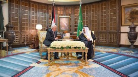 الملك سلمان يستقبل محمود عباس