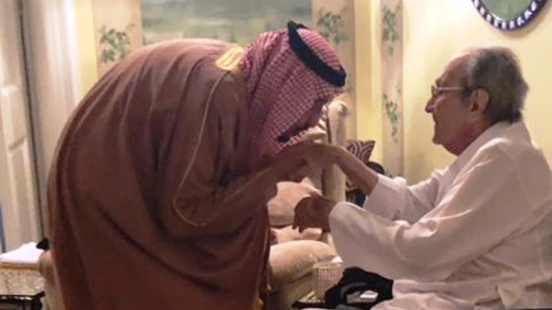 الملك سلمان ينحني أمام والد الوليد بن طلال ويقبل يديه